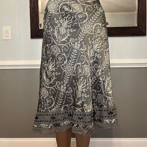 White House Black Market Womens Skirt 100%
Silk Gray Floral Geometric Beading